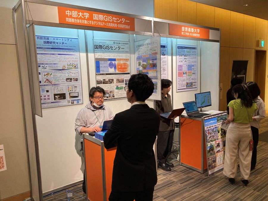 GISコミュニティフォーラム　大学・研究機関展示・NPO展示の様子