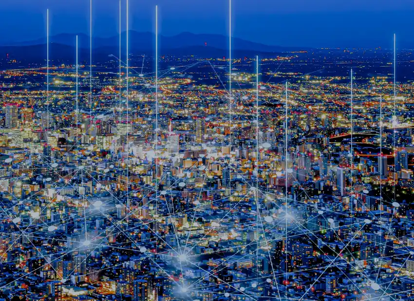都市の夜景にネットワークを表現した光のラインが交差。ArcGISの空間解析・マッピング技術を象徴